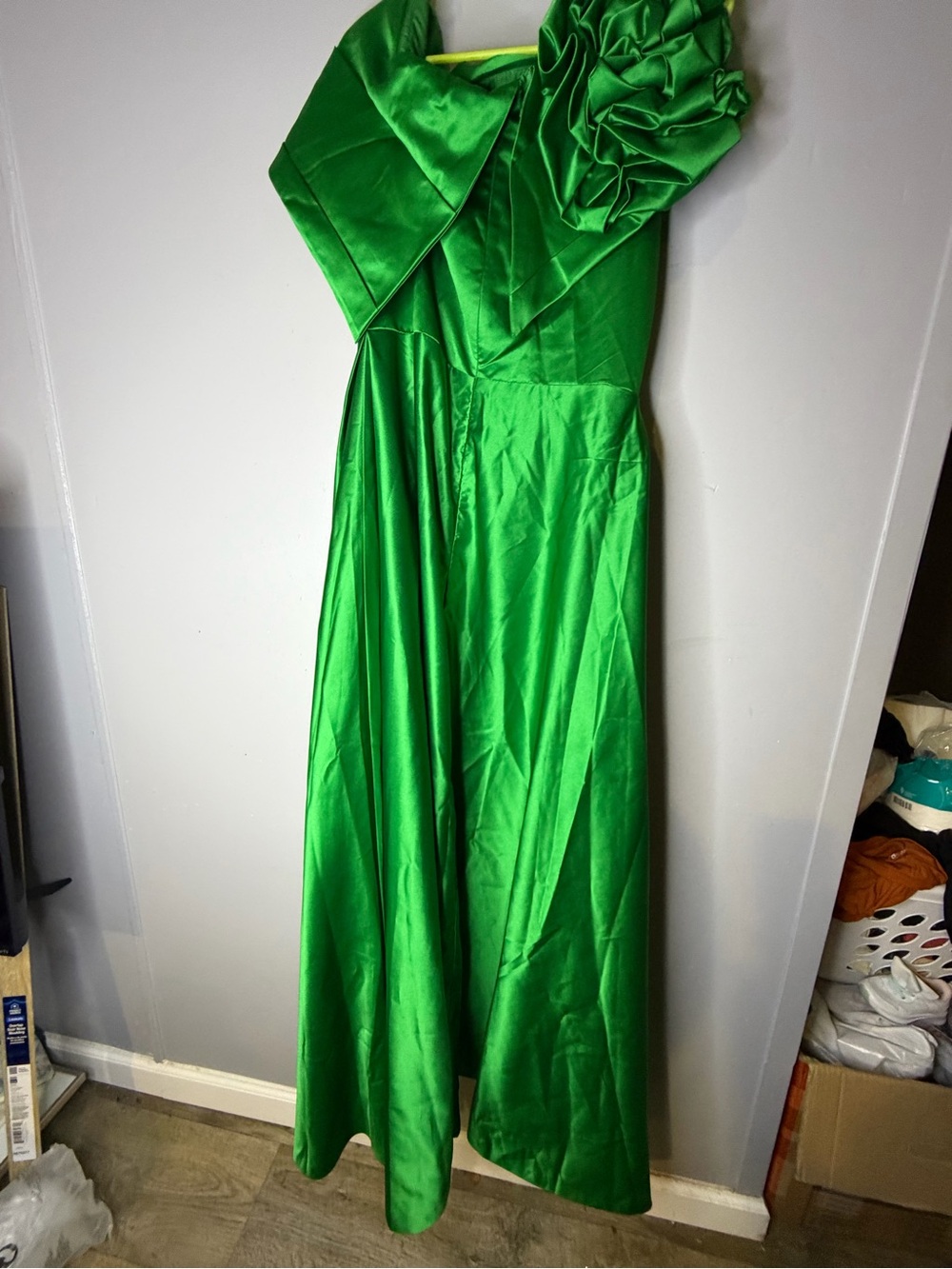 Elegant One-Shoulder Green Satin Evening Dress